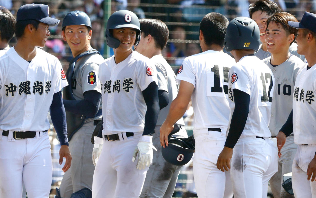 慶応対沖縄尚学　試合を終え、慶応ナインと言葉をかわし笑顔を見せる沖縄尚学東恩納（左から3人目）（撮影・上山淳一）