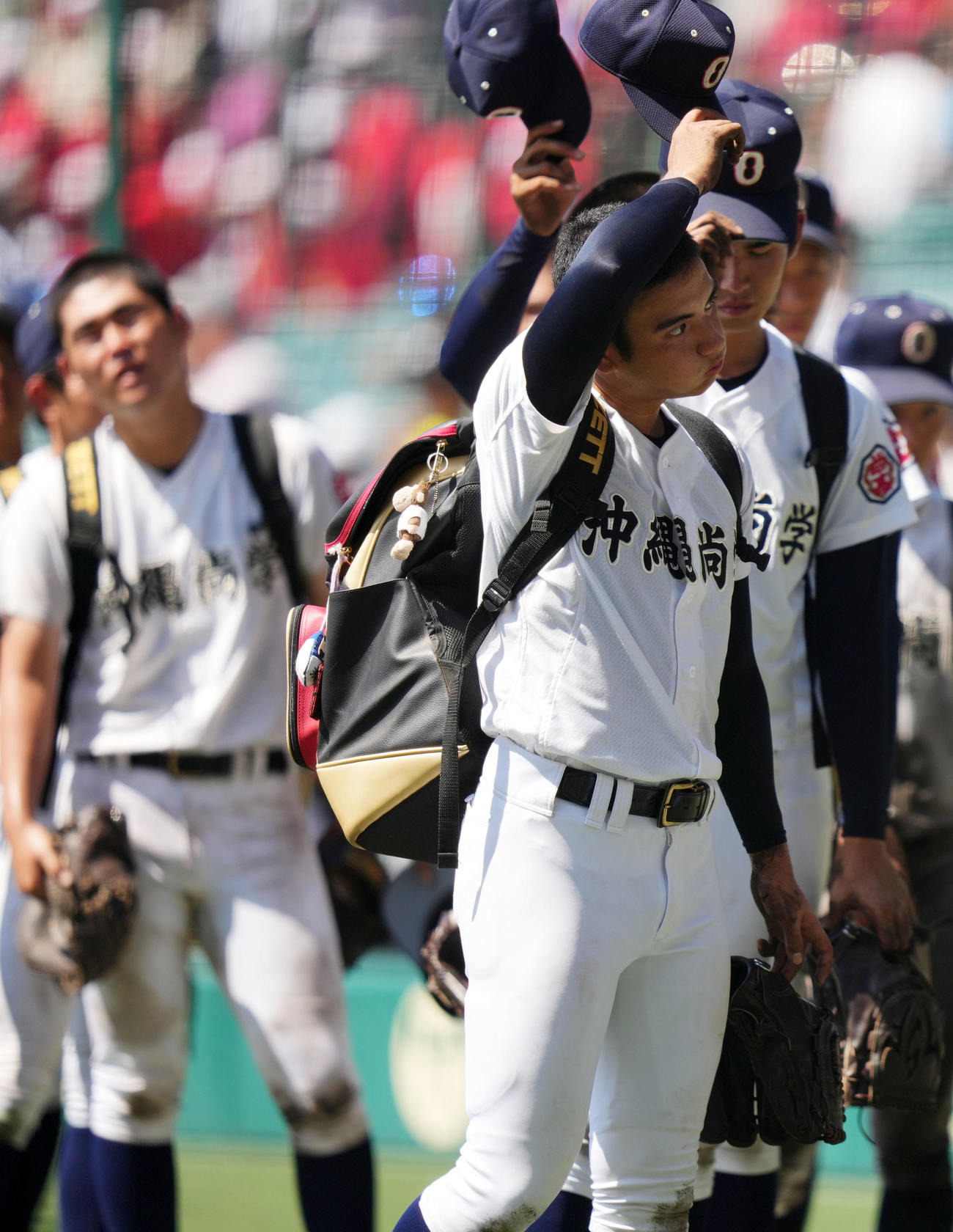 慶応対沖縄尚学　甲子園を後にする東恩納（手前）ら沖縄尚学ナイン（撮影・横山健太）