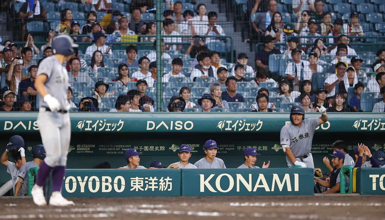 仙台育英対花巻東　9回裏花巻東無死一、二塁、堀川琉空をベンチから鼓舞する佐々木麟（右から4人目）（撮影・藤尾明華）