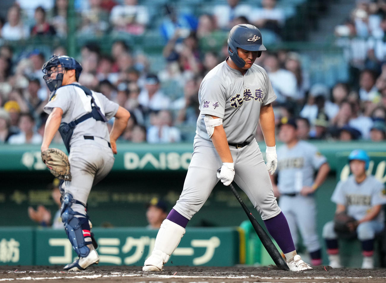 仙台育英対花巻東　8回裏花巻東2死一、二塁、見逃し三振に倒れる佐々木麟（撮影・横山健太）
