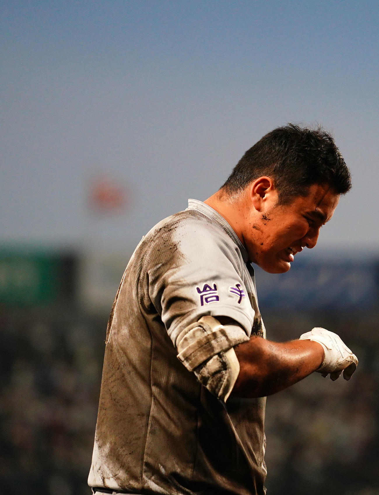 仙台育英対花巻東　涙を流し甲子園を後にする花巻東・佐々木麟（撮影・横山健太）