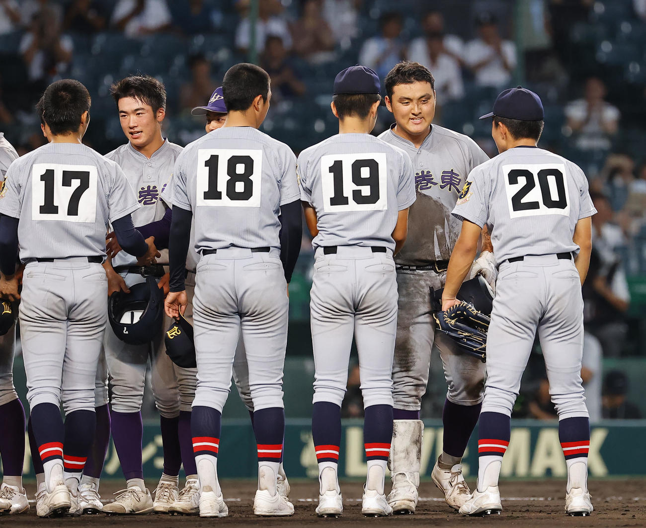 仙台育英対花巻東　仙台育英に敗れ、握手を交わす花巻東佐々木麟（右から2人目）（撮影・藤尾明華）