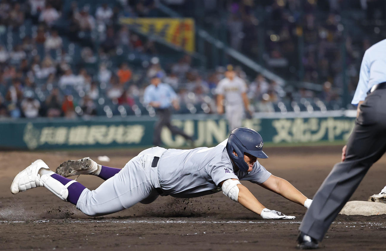 仙台育英対花巻東　9回裏花巻東2死一、二塁、二ゴロを放ちヘッドスライディングするもアウトで試合終了となる佐々木麟（撮影・藤尾明華）