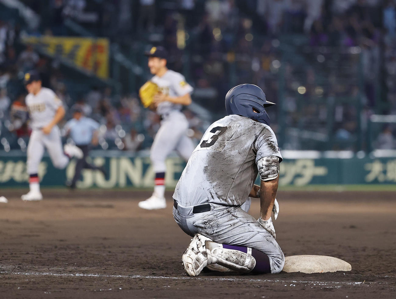 仙台育英対花巻東　9回裏花巻東2死一、二塁、二ゴロで試合終了となりぼうぜんとする佐々木麟（撮影・藤尾明華）