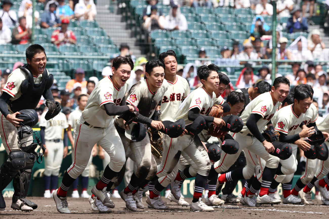 土浦日大対八戸学院光星　八戸学院光星に勝利し、応援席に向かって笑顔で駆けだす土浦日大ナイン（撮影・上山淳一）