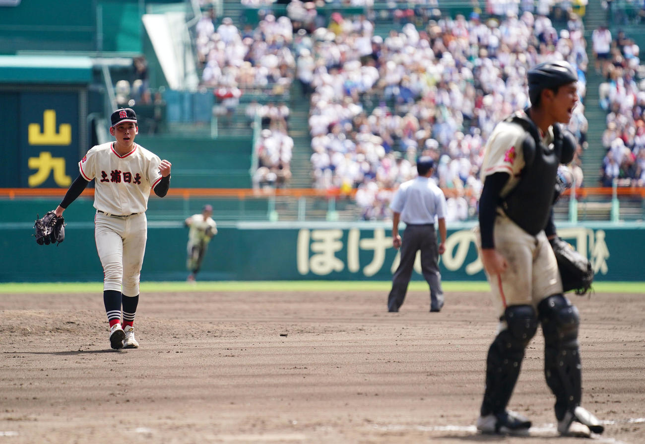 土浦日大対八戸学院光星　準決勝進出を果たし歓喜する藤本（左）ら土浦日大ナイン（撮影・横山健太）