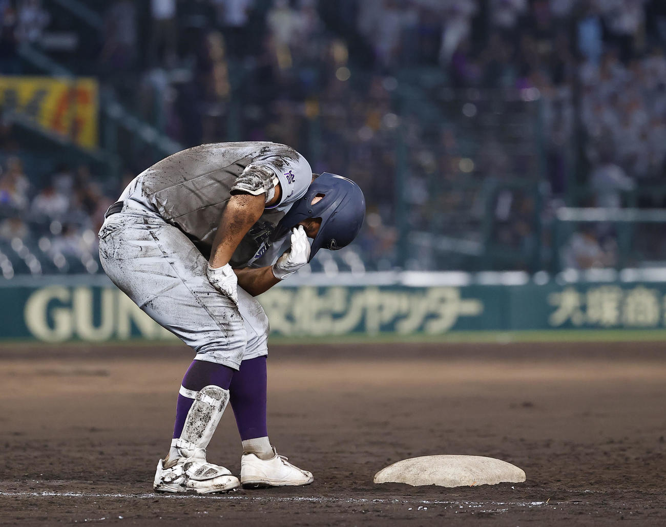仙台育英対花巻東　9回裏花巻東2死一、二塁、二ゴロで試合終了となり目頭を押さえる佐々木麟（撮影・藤尾明華）