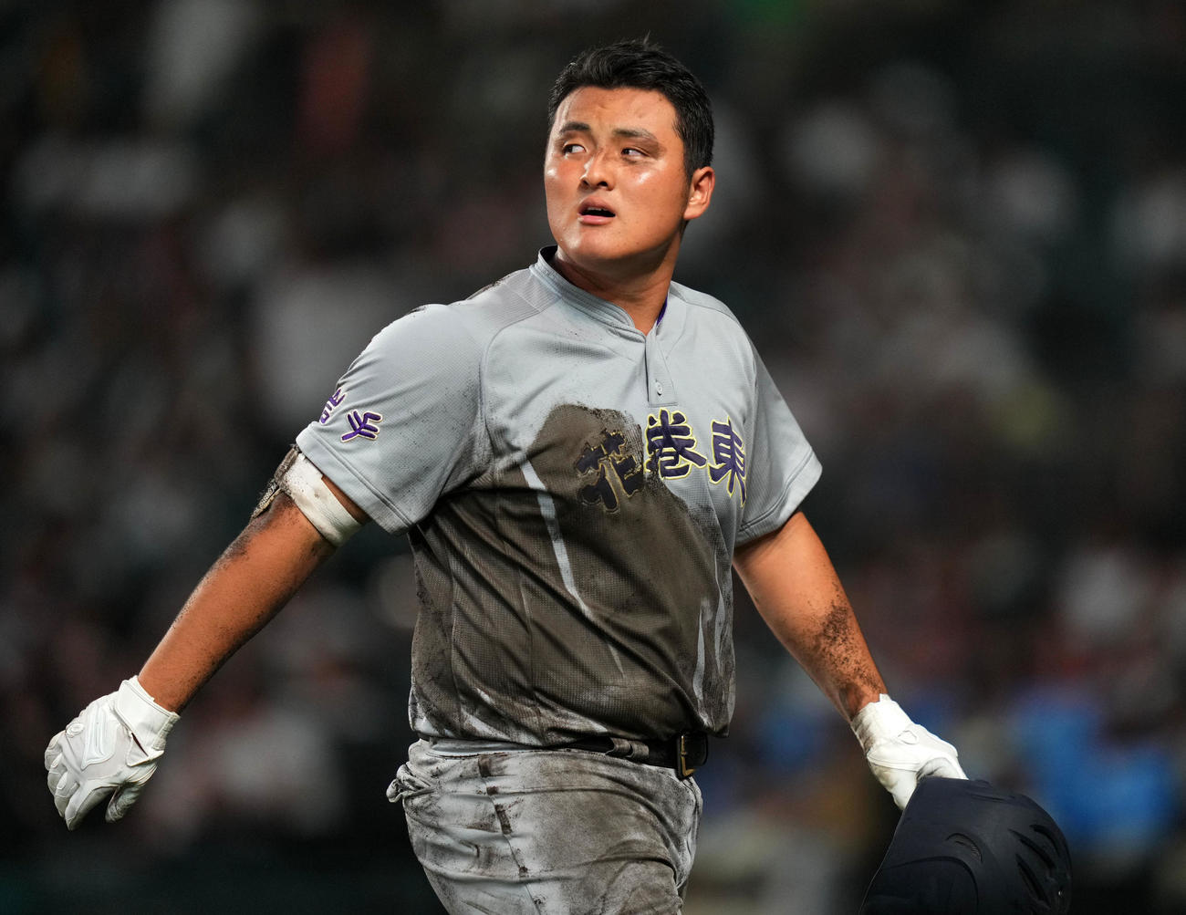仙台育英対花巻東　悔しげにスコアを見つめる花巻東・佐々木麟（撮影・横山健太）
