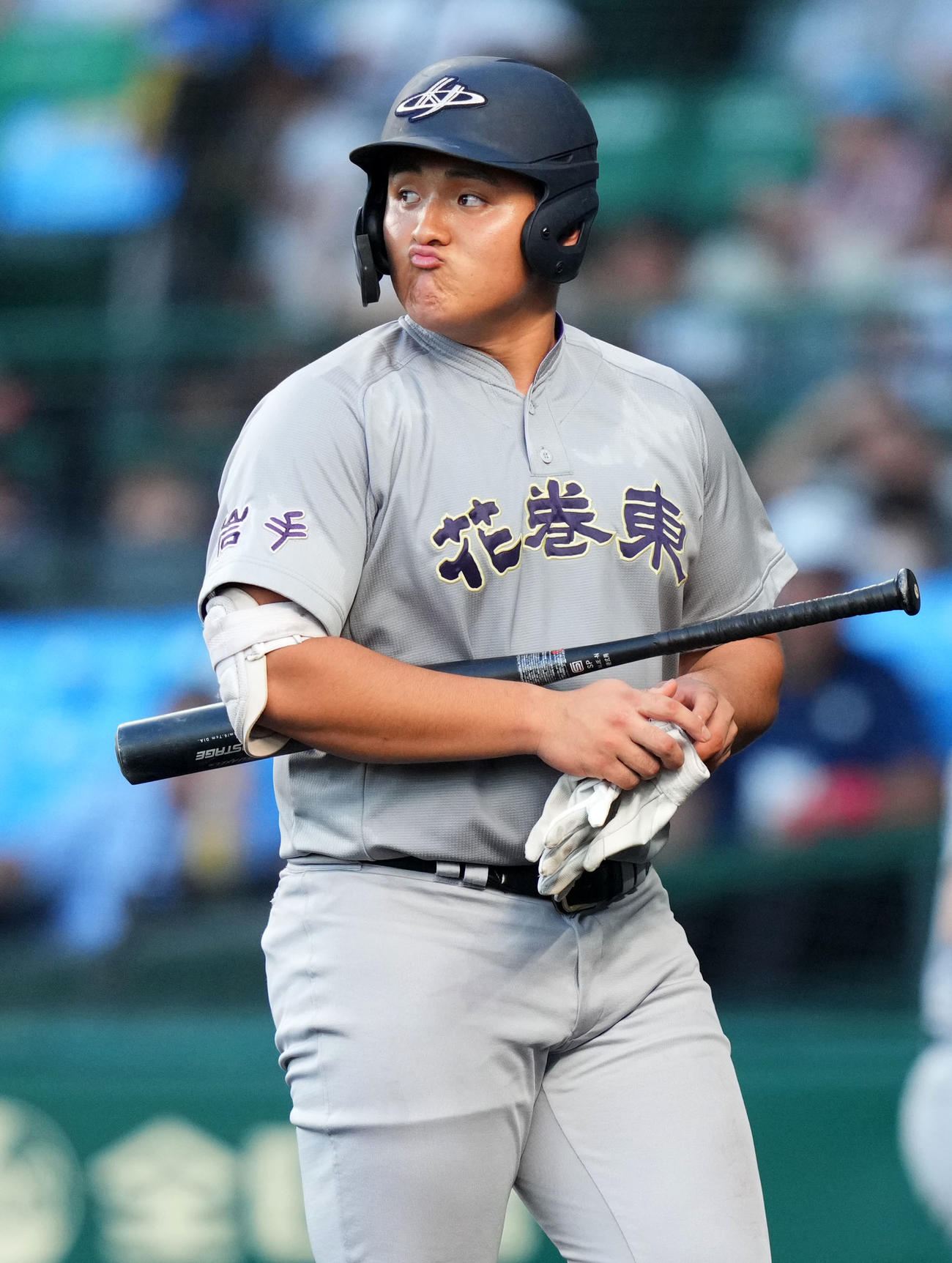 仙台育英対花巻東　8回裏花巻東2死一、二塁、見逃し三振に倒れる佐々木麟（撮影・横山健太）