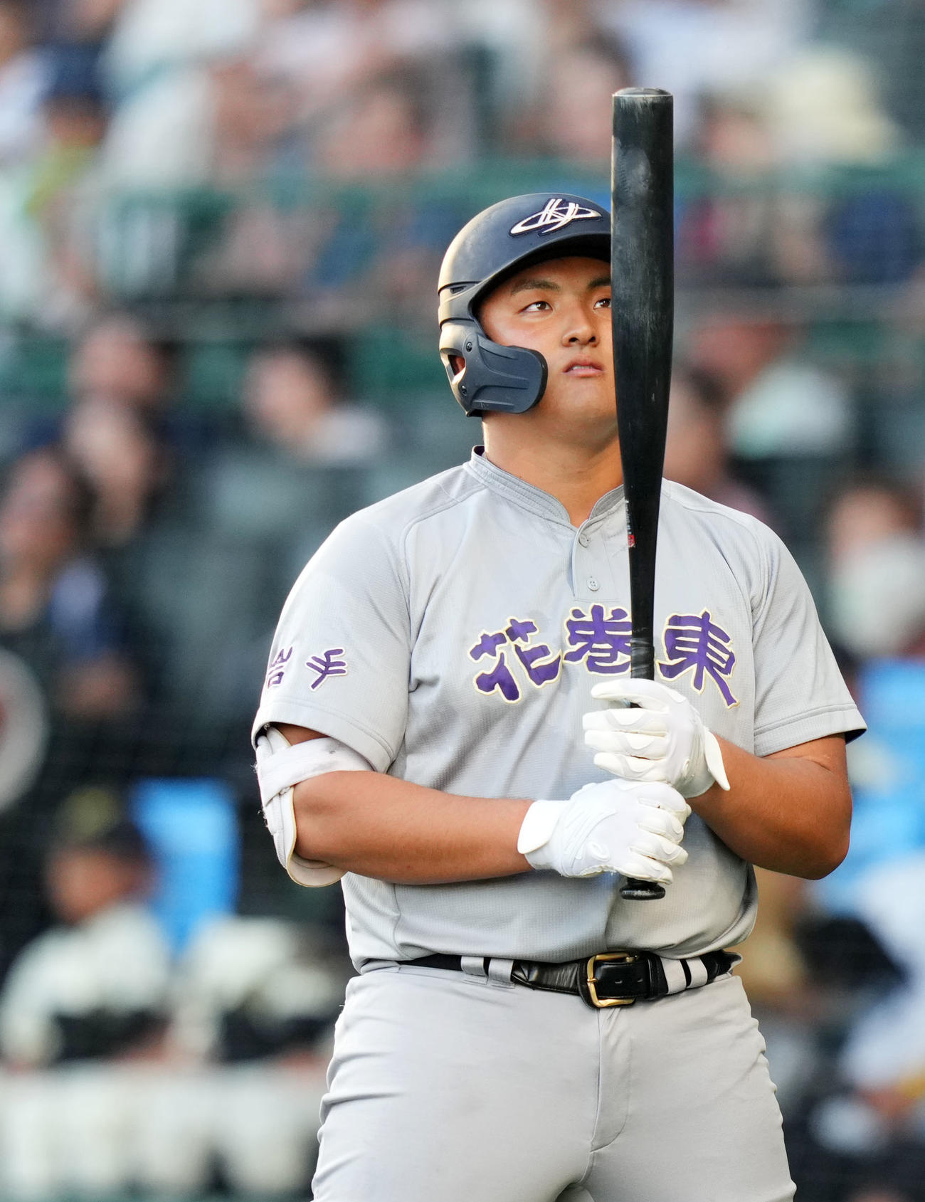 仙台育英対花巻東　6回裏、バットを見つめる花巻東・佐々木麟（撮影・横山健太）