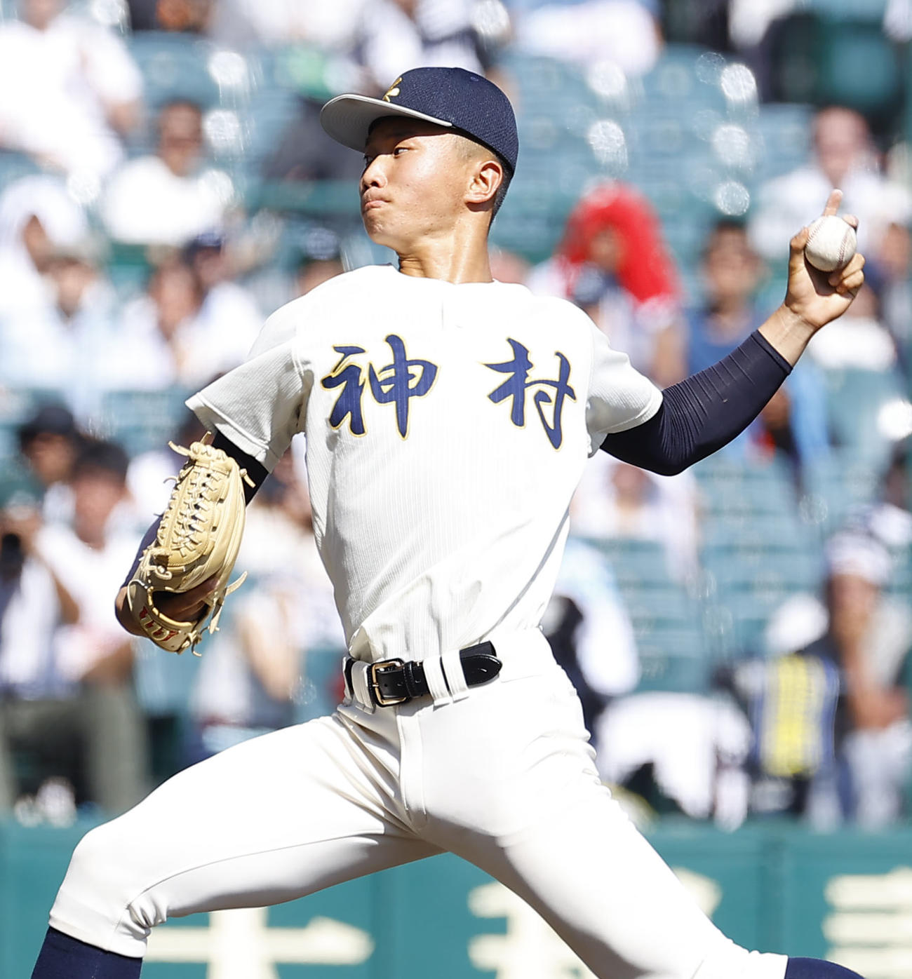 神村学園対おかやま山陽　6回裏おかやま山陽2死一、二塁、2番手で登板した神村学園・黒木（撮影・藤尾明華）