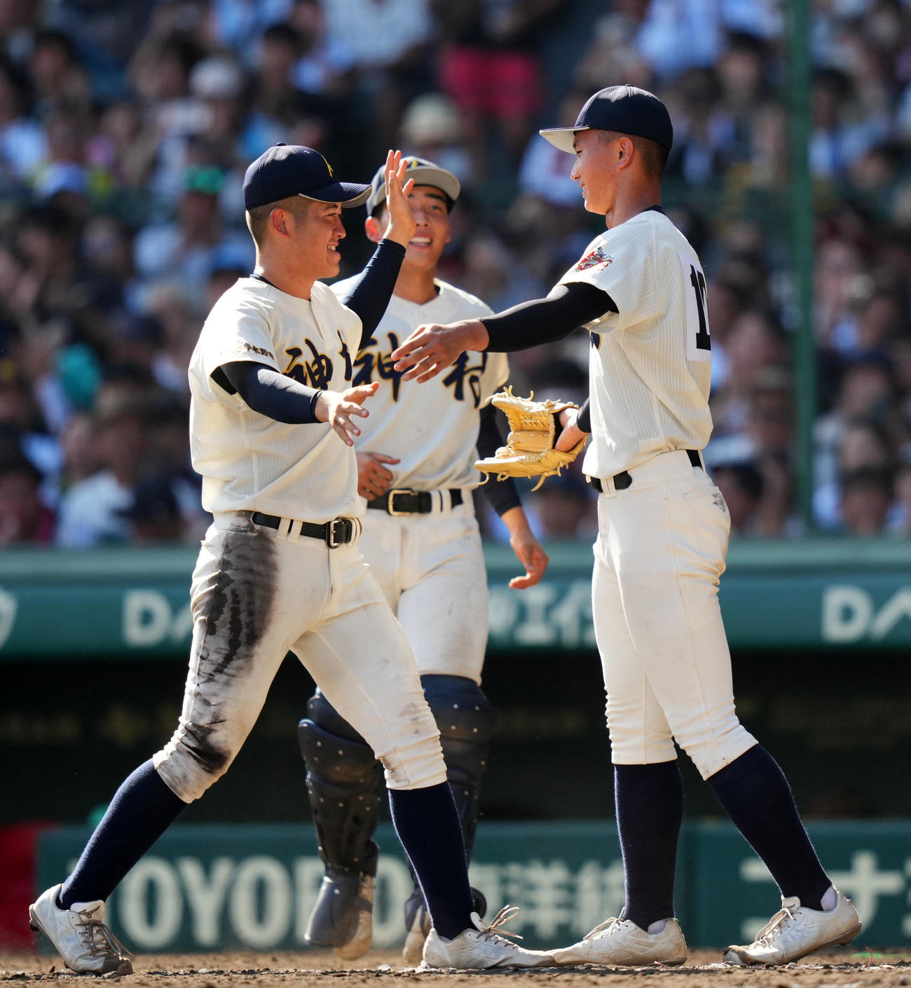 神村学園対おかやま山陽　準決勝進出を決め抱き合う神村学園・黒木（右）と松永（撮影・横山健太）