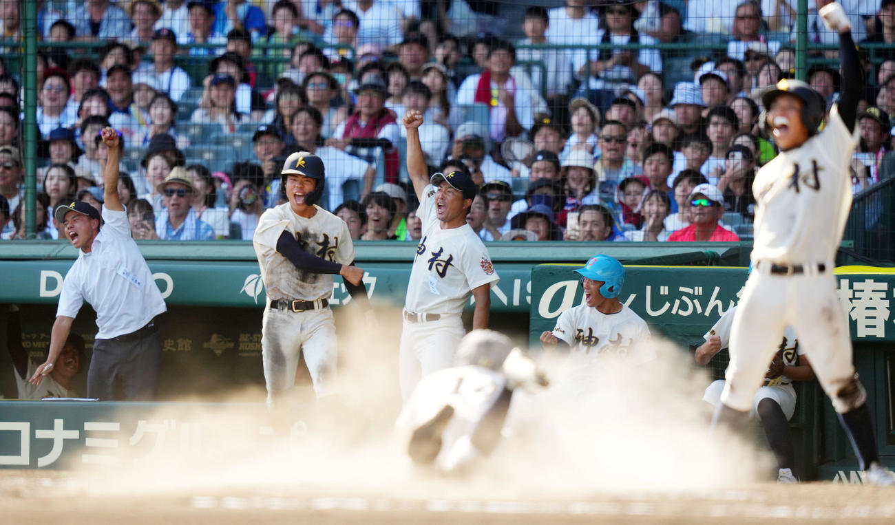 神村学園対おかやま山陽　8回表神村学園1死一、二塁、岩下の右前適時打で追加点を奪い拳を突き上げる小田監督（中央）ら神村学園ナイン（撮影・横山健太）