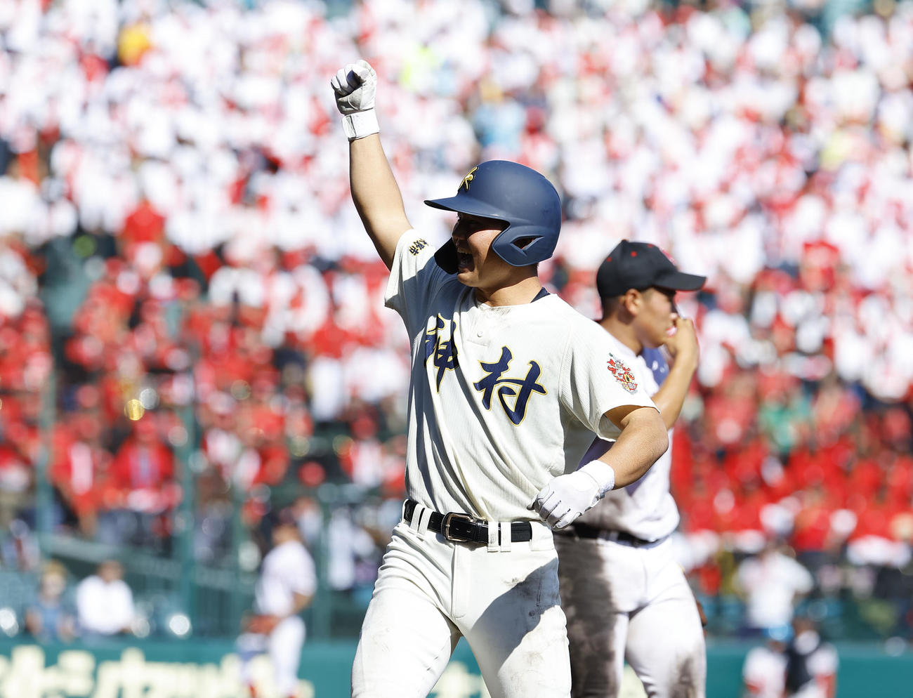神村学園対おかやま山陽　7回表神村学園1死一、三塁、正林は右前に先制の適時打を放ちガッツポーズをする（撮影・藤尾明華）