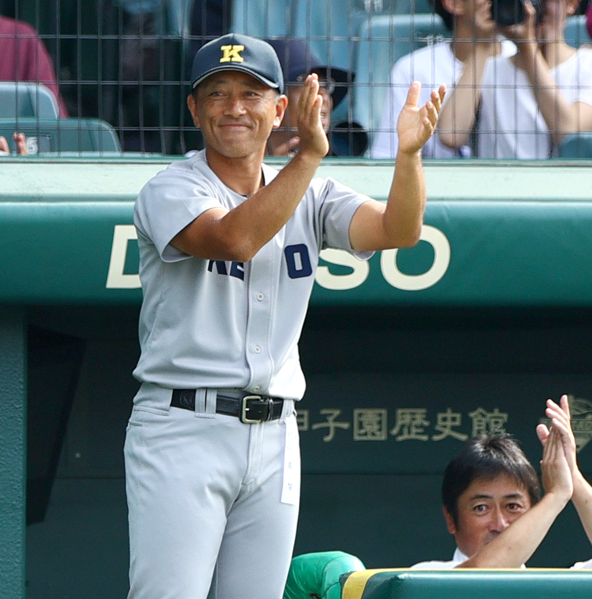 慶応対沖縄尚学　慶応の森林監督（左）は6回表に逆転し拍手を送る（撮影・上山淳一）