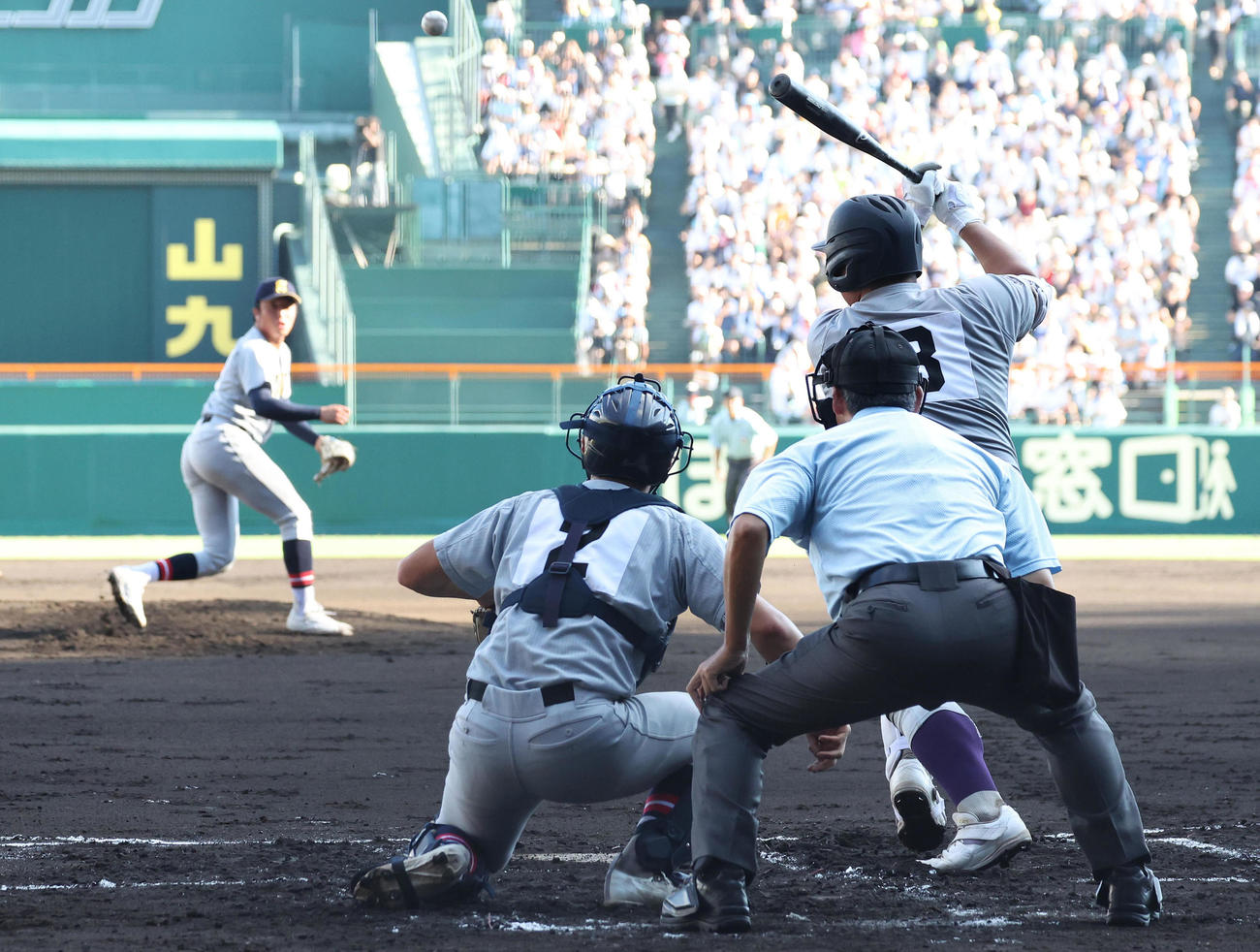 仙台育英対花巻東　1回裏花巻東2死、佐々木麟（右）は投ゴロに終わる。投手湯田（撮影・白石智彦