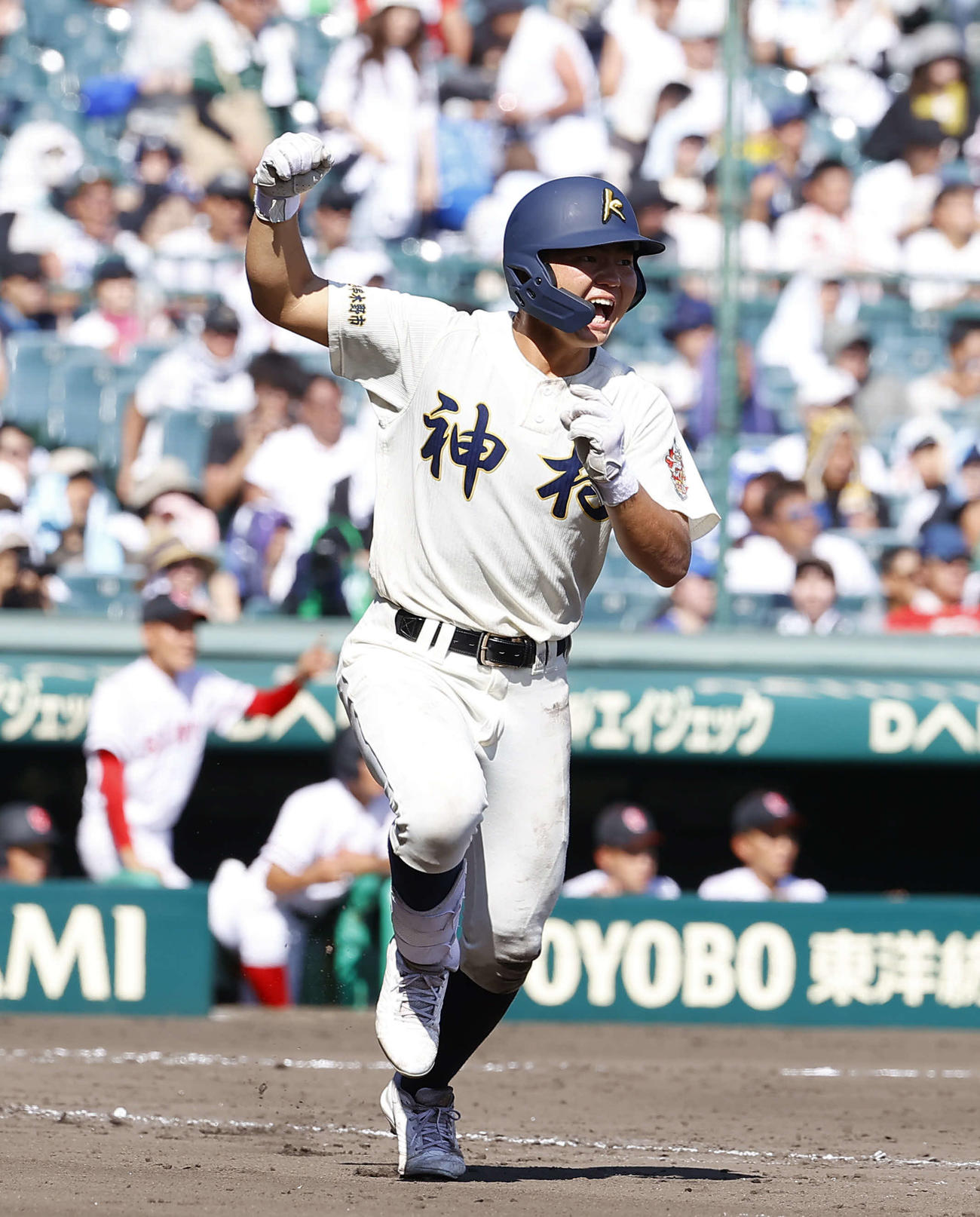 神村学園対おかやま山陽　8回表神村学園1死一、三塁、正林は右前に先制の適時打を放ちガッツポーズをする（撮影・藤尾明華）