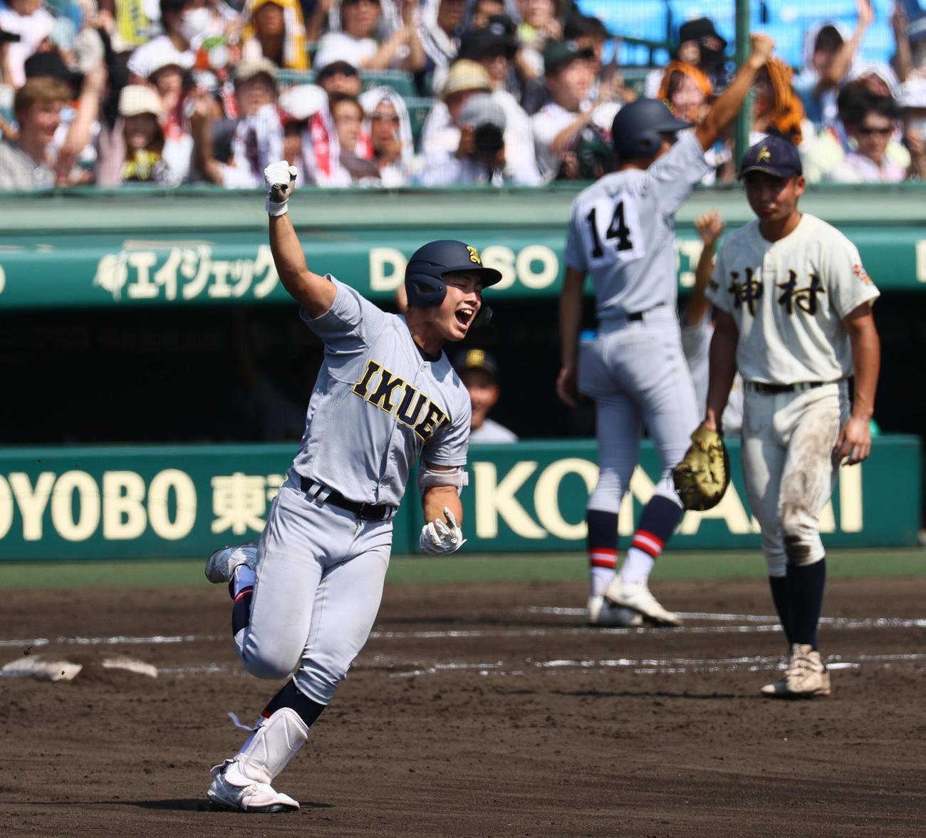 神村学園対仙台育英　3回裏仙台育英1死二塁、鈴木（手前）は中越え2点本塁打を放ちガッツポーズする（撮影・上山淳一）