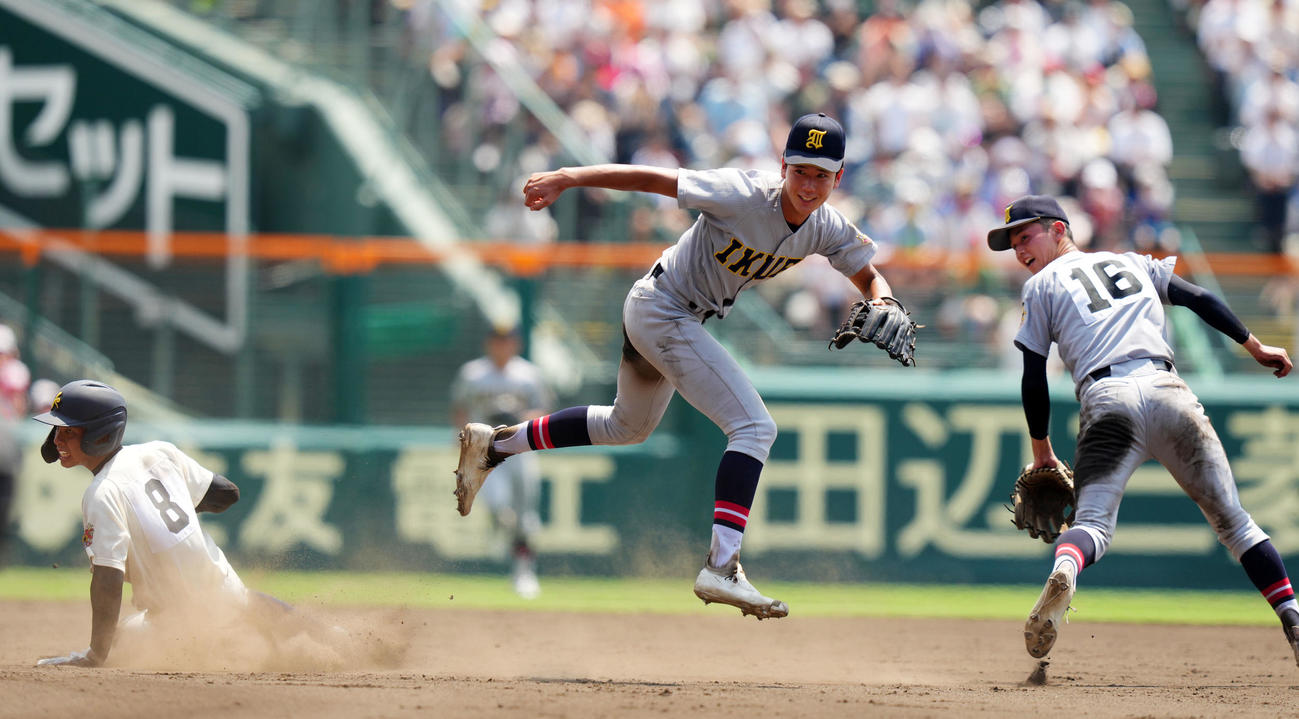 神村学園対仙台育英　9回表神村学園1死一、二塁、松尾龍を二ゴロ併殺打に仕留め決勝進出を決めた仙台育英。中央は山田（撮影・横山健太）