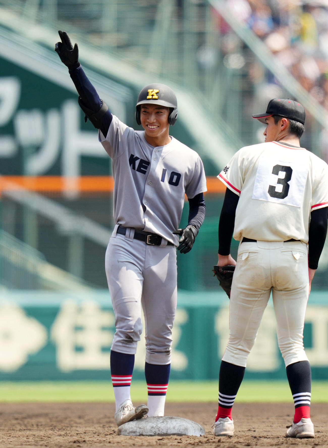 土浦日大対慶応　2回裏慶応2死二塁、中越え適時二塁打を放ち笑顔を見せる小宅（撮影・横山健太）