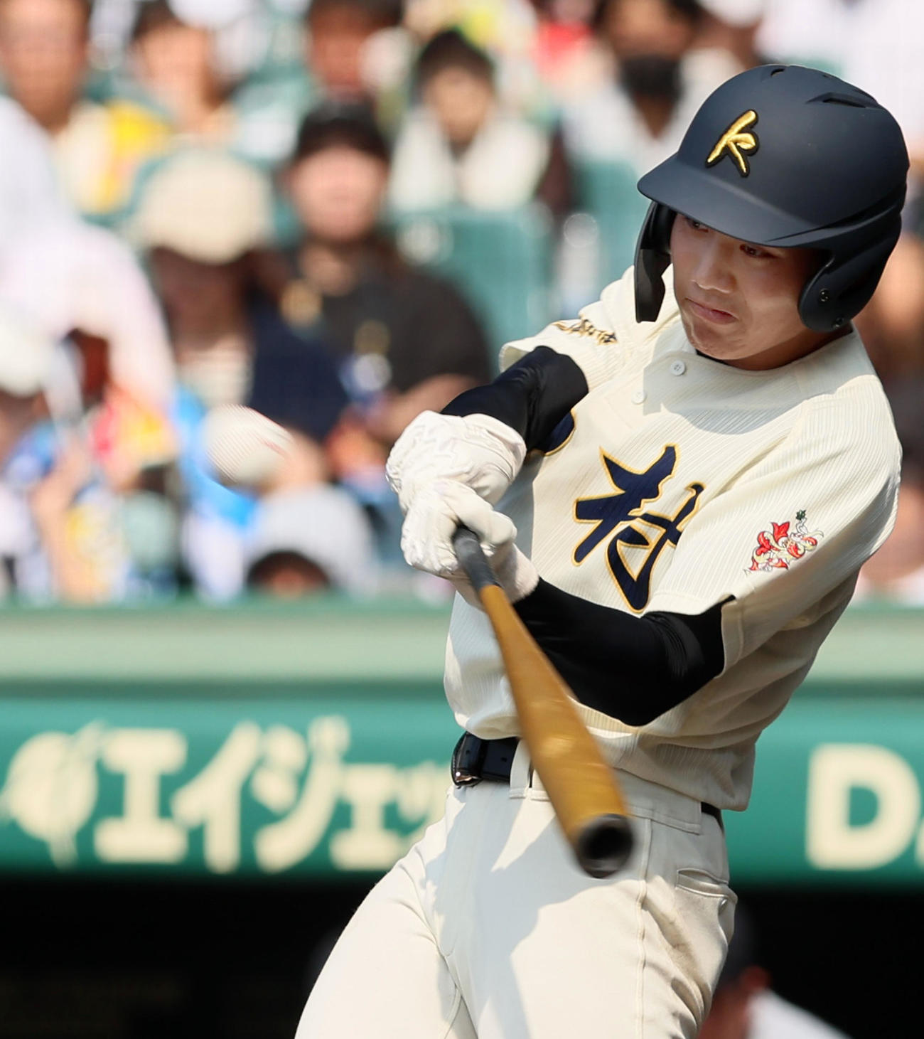 神村学園対仙台育英　2回表神村学園1死一、二塁、松尾龍は左へ適時二塁打を放つ（撮影・加藤哉）