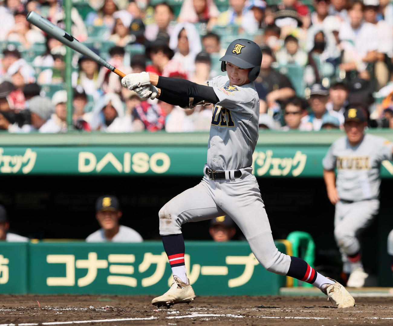 神村学園対仙台育英　2回裏仙台育英1死一塁、登藤は左適時打を放つ（撮影・加藤哉）
