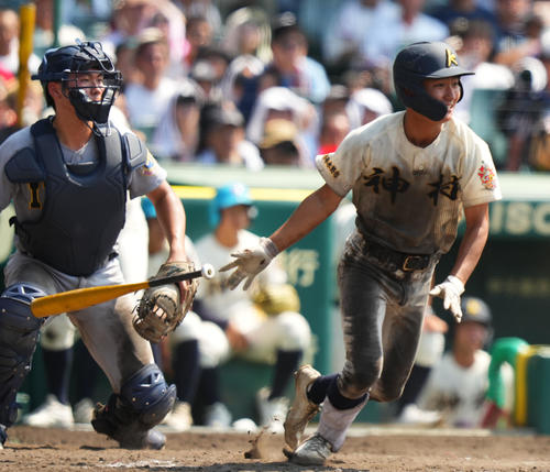 神村学園対仙台育英 5回表神村学園2死二塁、右前適時打を放つ増田(撮影・横山健太)