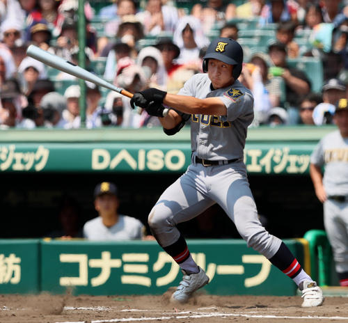 神村学園対仙台育英 8回裏仙台育英2死三塁、橋本は中適時打を放つ(撮影・加藤哉)
