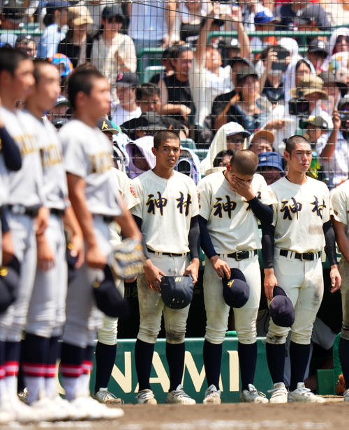 神村学園対仙台育英 涙を流す神村学園・松永(右から2人目)(撮影・横山健太)