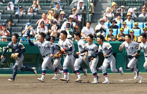 土浦日大対慶応 土浦日大に勝利し、応援席に向かって笑顔で駆けだす慶応ナイン(撮影・上山淳一)