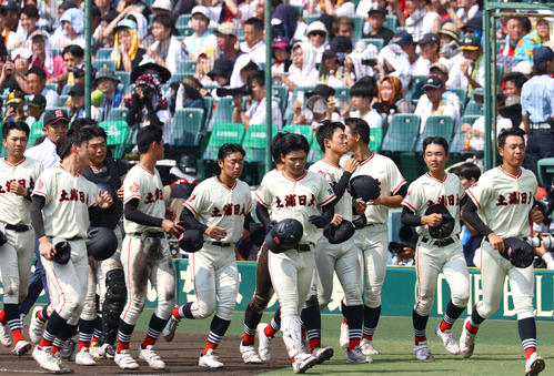 土浦日大対慶応 慶応に敗れ、応援席にあいさつに向かう土浦日大ナイン(撮影・上山淳一)