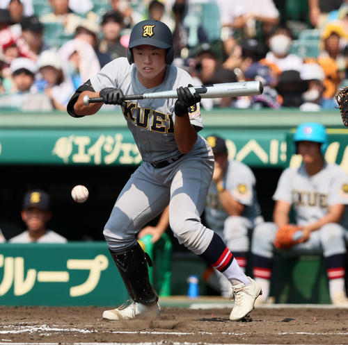 神村学園対仙台育英 3回裏仙台育英1死三塁、斎藤陽は三塁線にセーフティースクイズ成功(撮影・加藤哉)