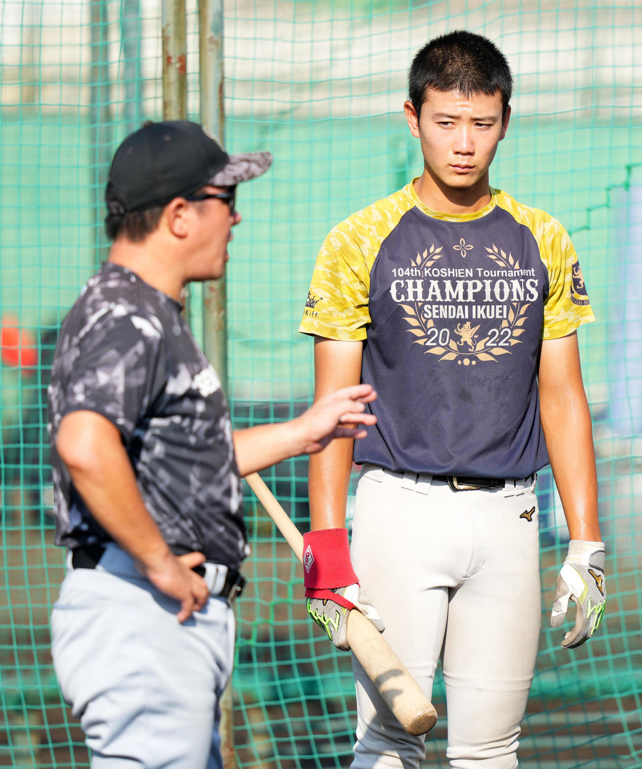 仙台育英・須江監督（左）の話を真剣な表情で聞く山田（撮影・横山健太）
