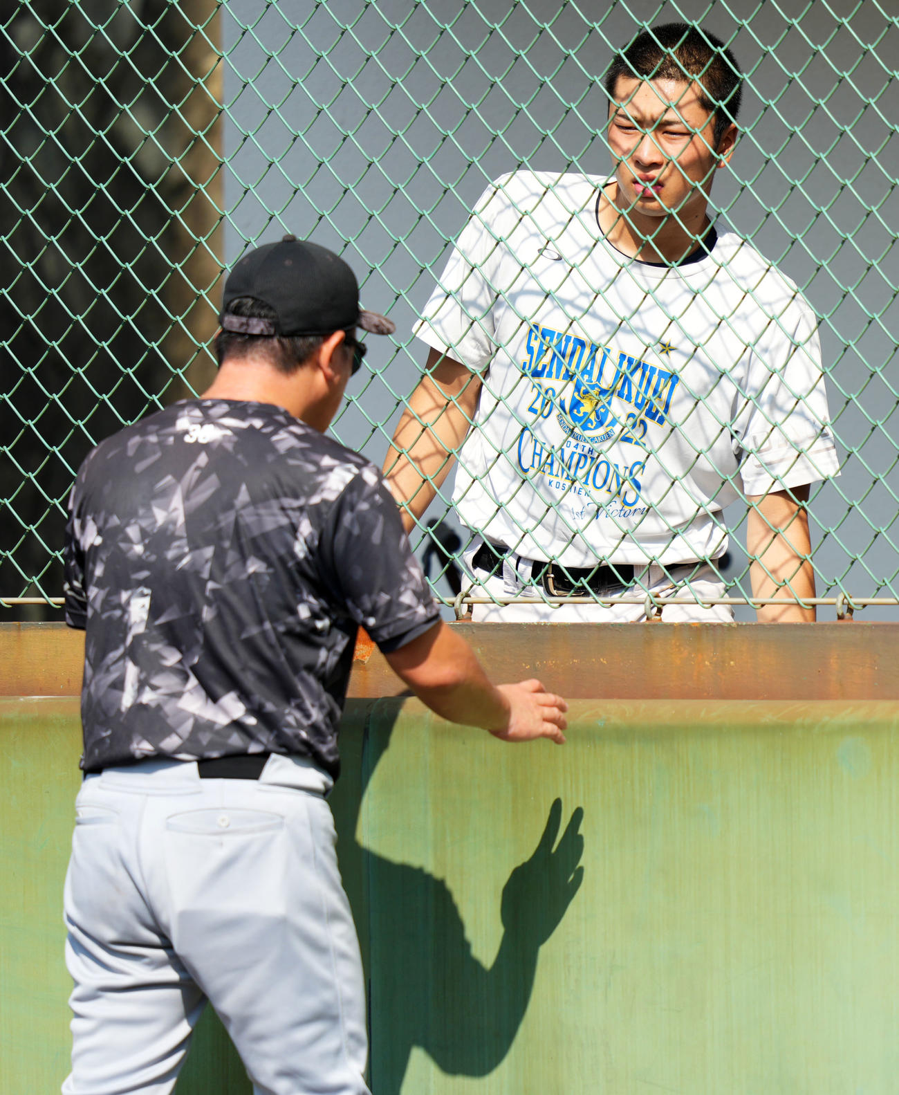 仙台育英・須江監督（左）と言葉を交わす高橋（撮影・横山健太）