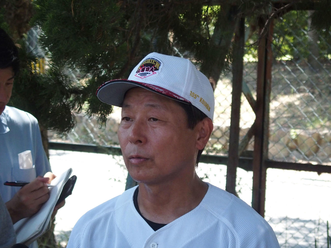 取材に応じる土浦日大・小菅監督（撮影・永田淳）