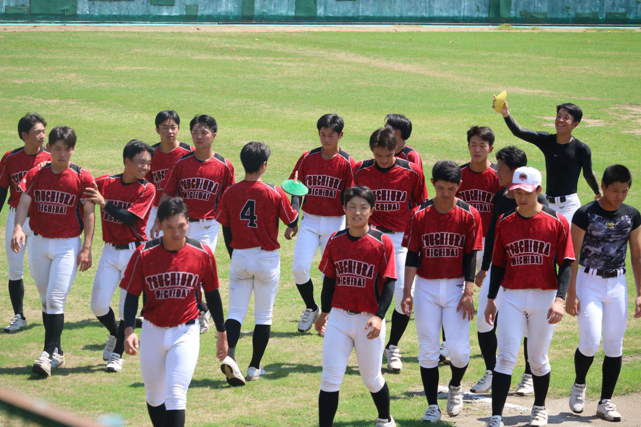 練習の最後に短ダッシュで盛り上げ、元気よく練習を終えた土浦日大の選手たち（撮影・保坂淑子）