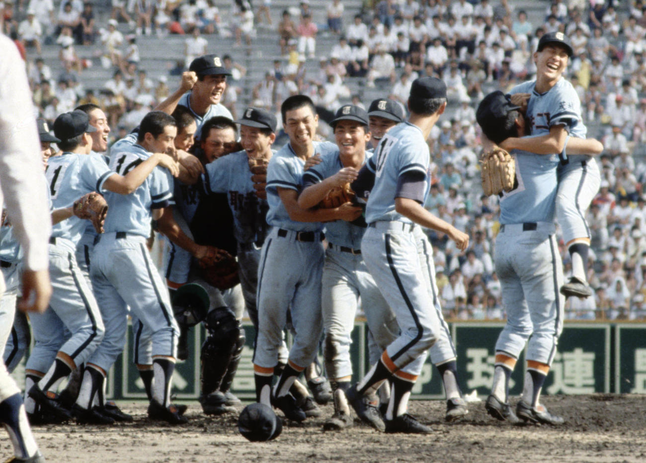 1984年8月21日、第66回全国高校野球選手権　決勝戦　PL学園対取手二　初優勝を決めマウンド付近で喜ぶ取手二ナイン