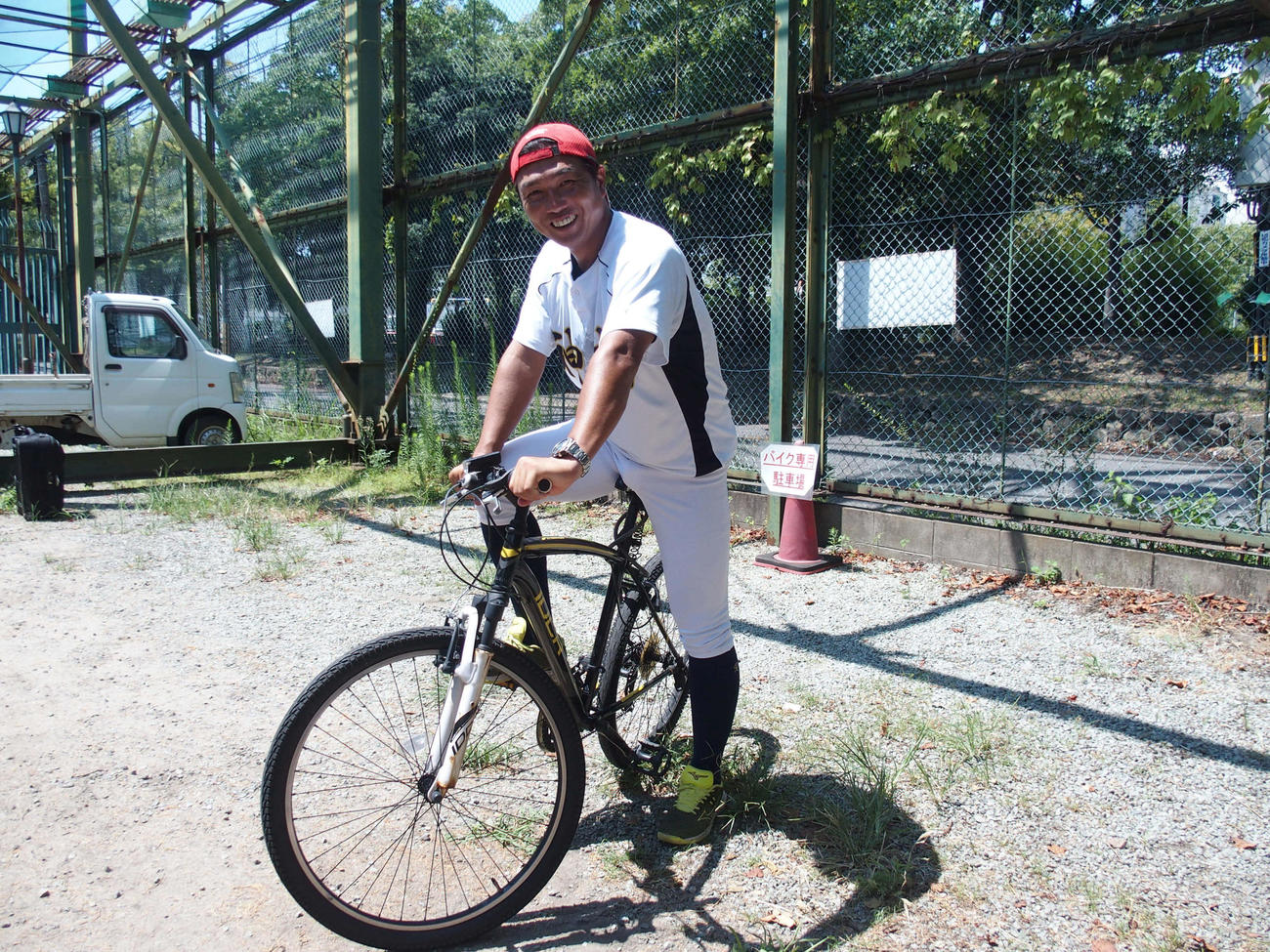 準決勝・仙台育英戦の前日練習に自転車で会場を往復する神村学園・小田大介監督（撮影・永田淳）