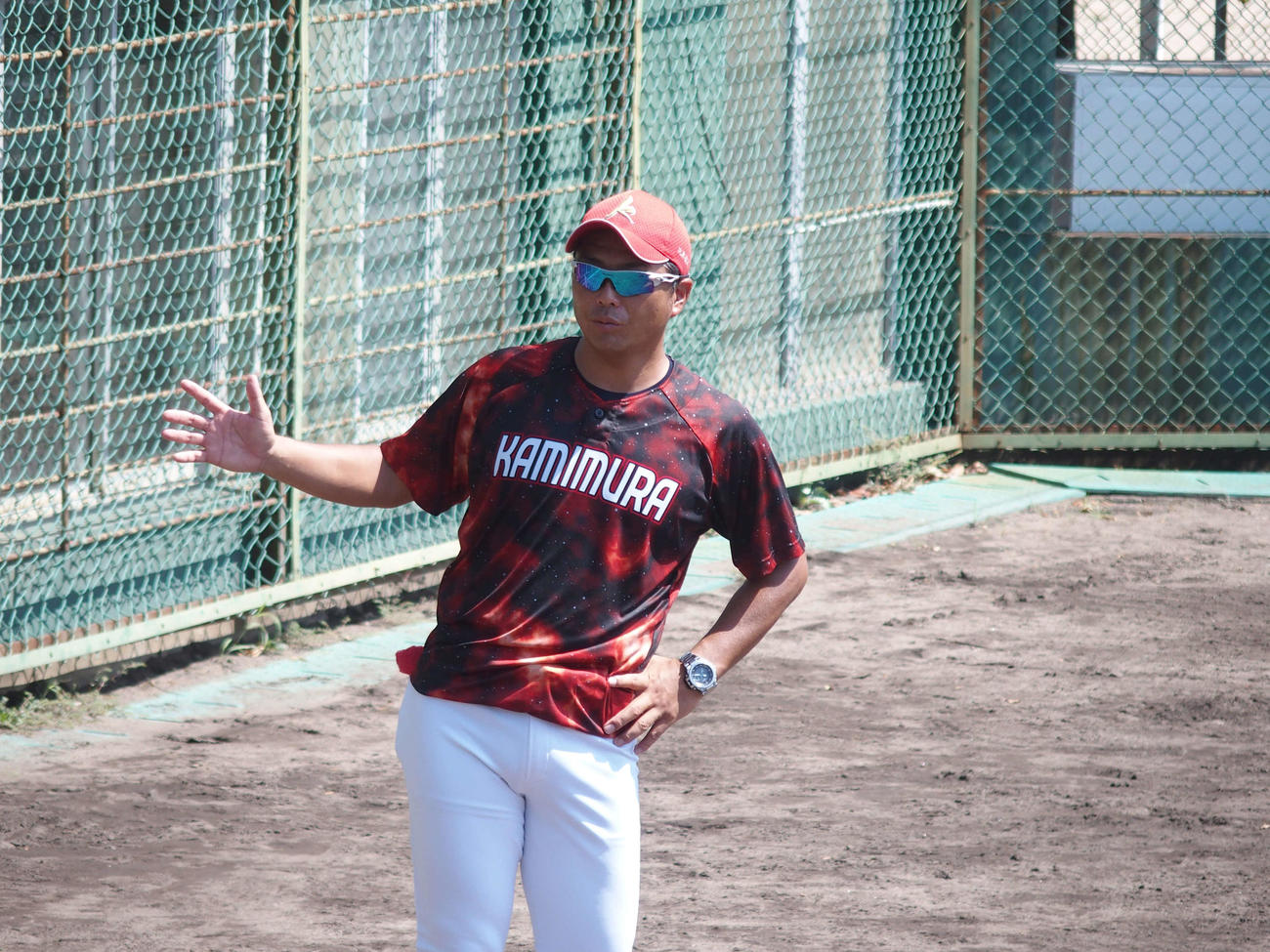 準決勝・仙台育英戦の前日練習で指導する神村学園・小田大介監督（撮影・永田淳）