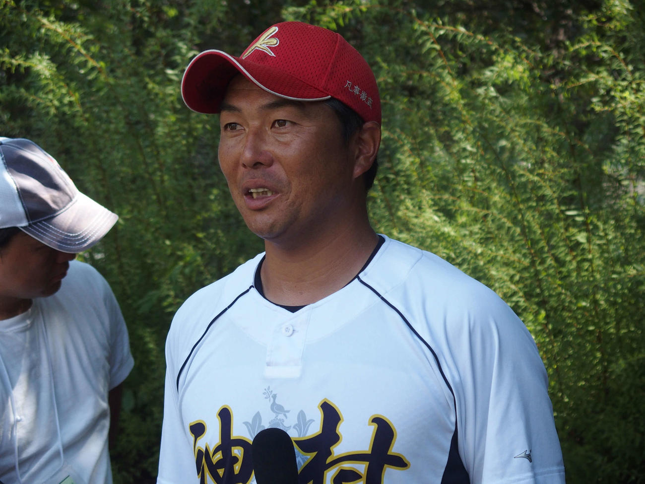 準決勝・仙台育英戦の前日練習後に取材に応じる神村学園・小田大介監督（撮影・永田淳）