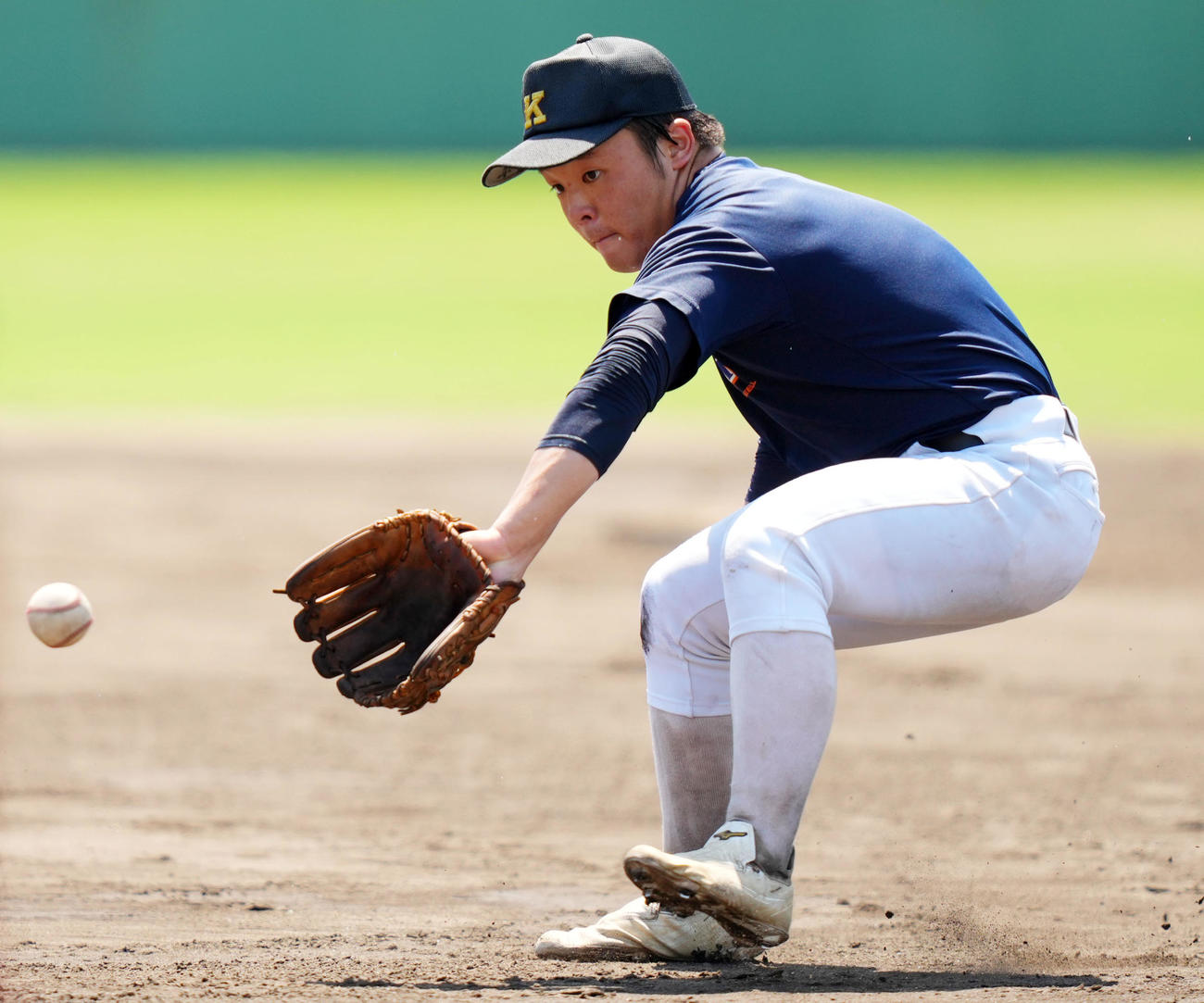 ノックで軽快な動きを見せる慶応・大村（撮影・横山健太）