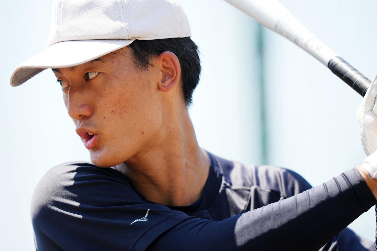 ティー打撃練習をする慶応・八木（撮影・横山健太）