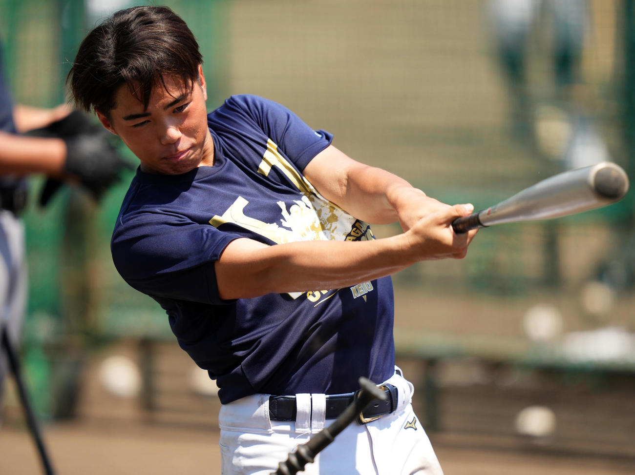 ティー打撃練習をする慶応・加藤（撮影・横山健太）
