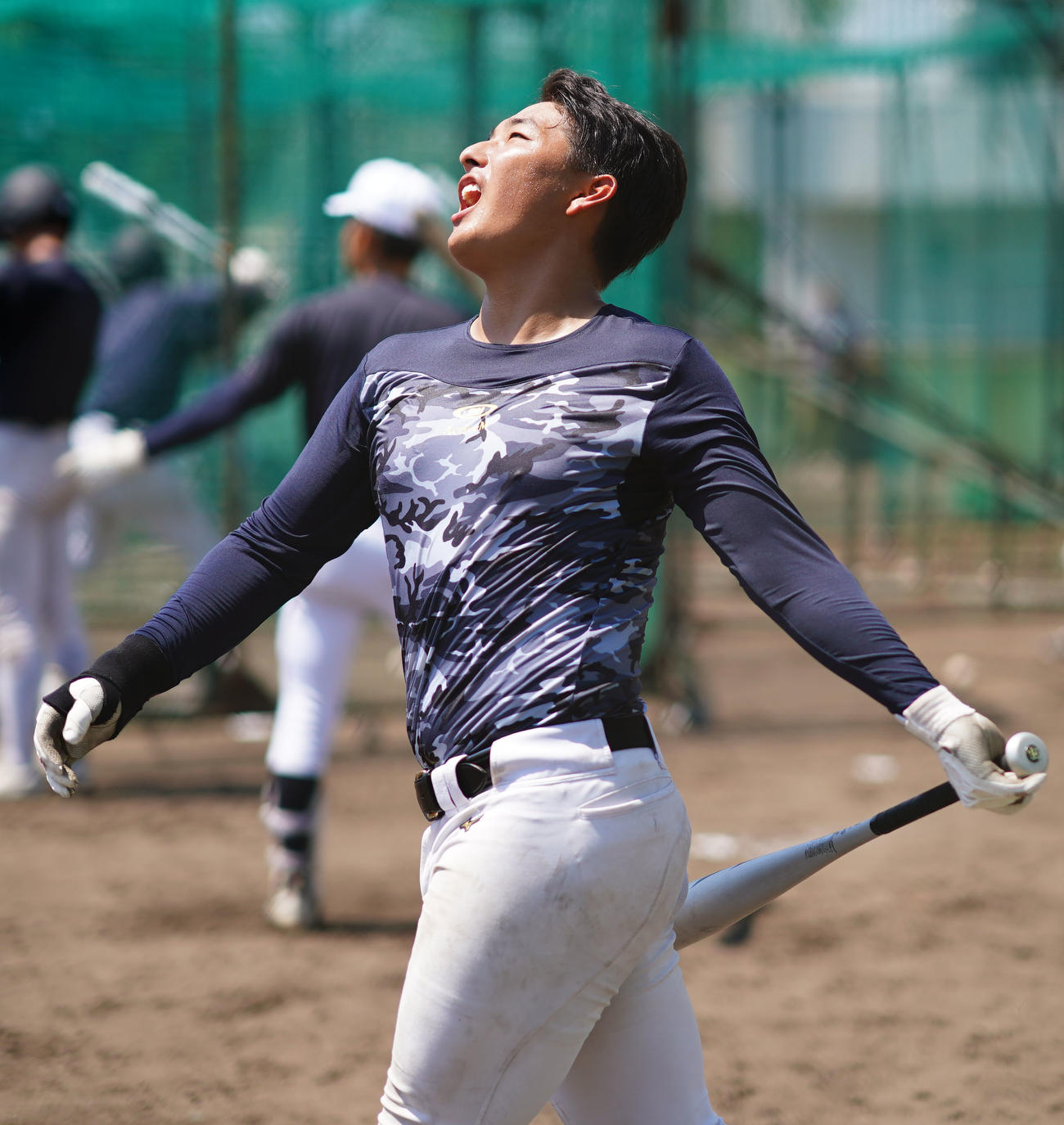 ティー打撃練習をする慶応・清原（撮影・横山健太）