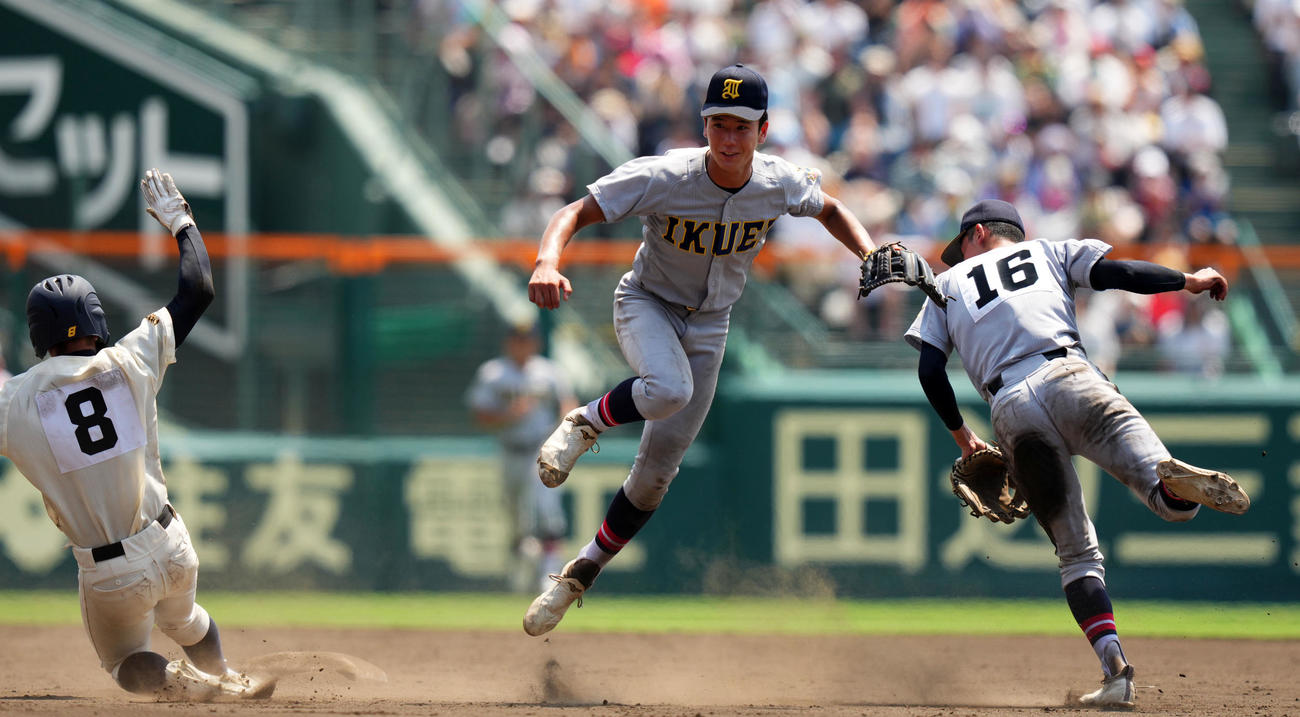神村学園対仙台育英　9回表神村学園1死一、二塁、松尾龍を二ゴロ併殺打に仕留め決勝進出を決めた仙台育英。中央は山田（撮影・横山健太）