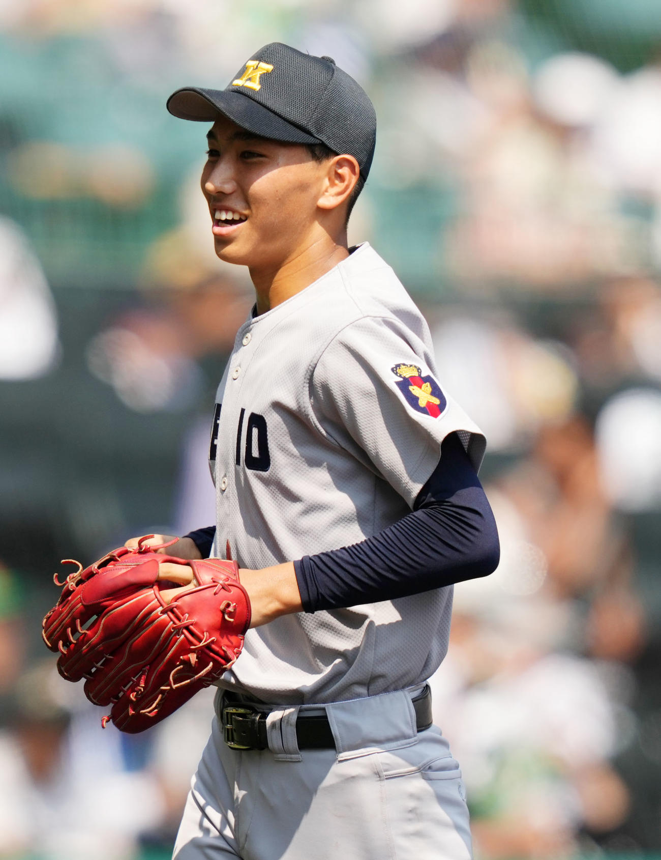土浦日大対慶応　7回表を無失点に抑え笑顔を見せる慶応・小宅（撮影・横山健太）