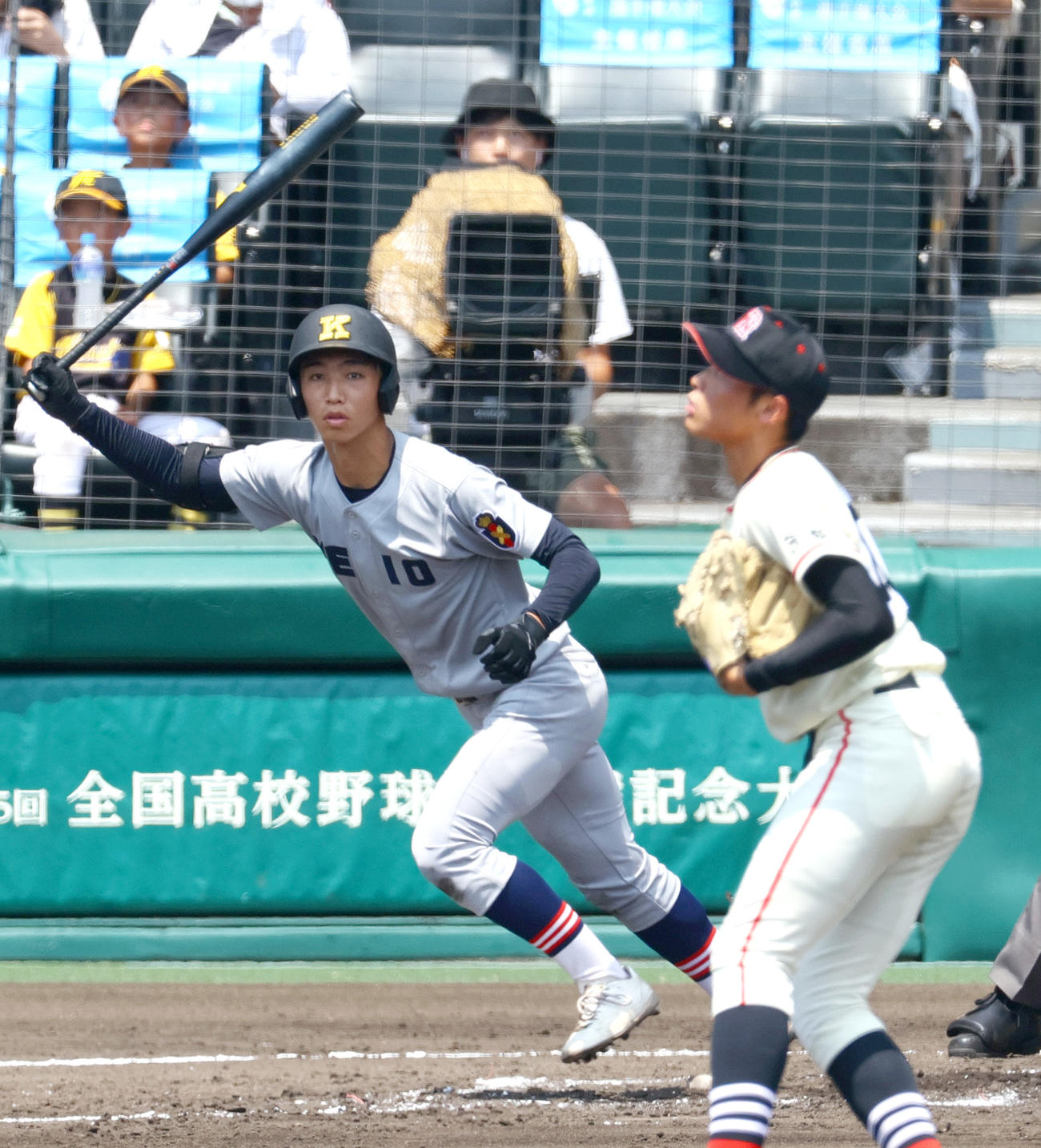 土浦日大対慶応　2回裏慶応2死二塁、小宅は先制の中適時二塁打を放つ。投手伊藤彩（撮影・上山淳一）