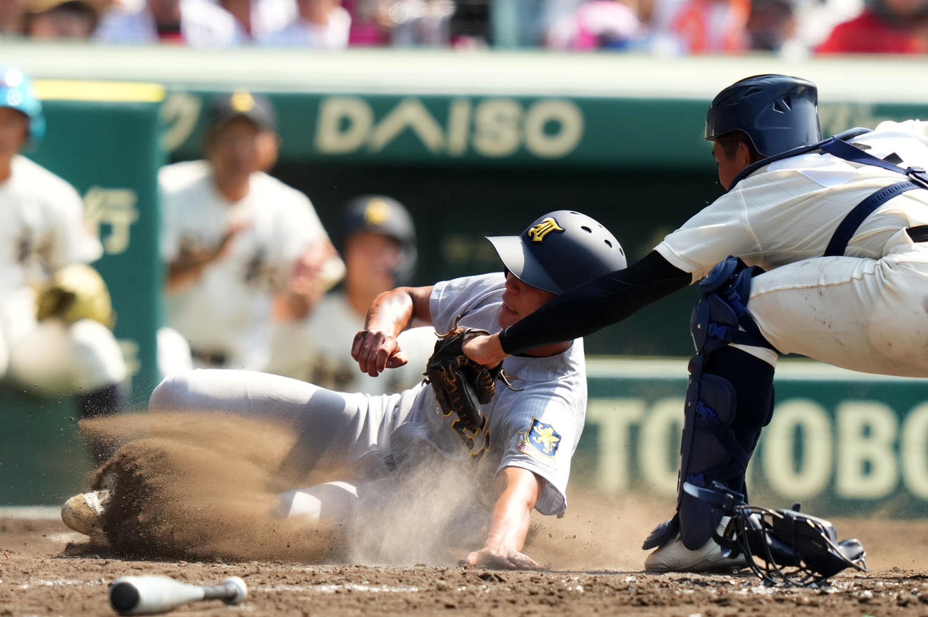 神村学園対仙台育英　3回裏仙台育英1死三塁、斉藤陽の三犠打野選で本塁へ生還する山田（撮影・横山健太）