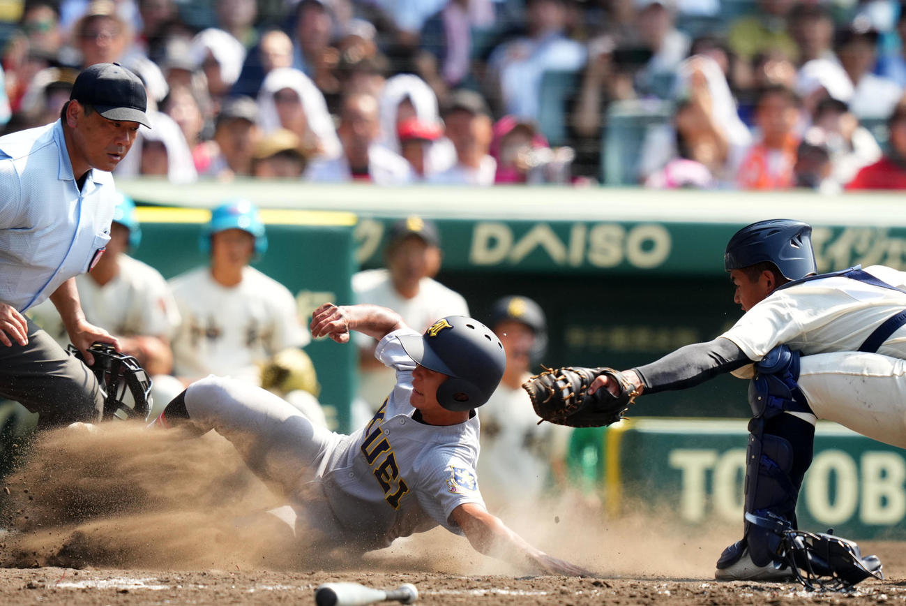 神村学園対仙台育英　3回裏仙台育英1死三塁、斉藤陽の三犠打野選で本塁へ生還する山田（撮影・横山健太）
