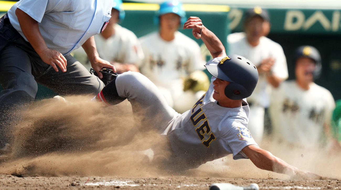 神村学園対仙台育英　3回裏仙台育英1死三塁、斉藤陽の三犠打野選で本塁へ生還する山田（撮影・横山健太）